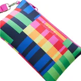 Cartuchera tipo neceser de Rip Curl con estampado geométrico de bloques de colores vibrantes (azul marino, rosa, amarillo, verde, rojo) y borde de cierre en fucsia. Incluye correa de muñeca fucsia y logo de la marca en el centro.