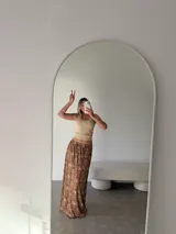 Pollera larga de corte recto con estampado animal print en tonos marrones y negros. Confeccionada en una mezcla de algodón y viscosa, presenta una caída fluida y elegante.