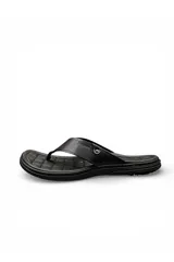 Sandalias ojotas de cuero para hombre modelo 131281 de la marca Pegada, en color marrón, con plantilla texturizada y tiras anchas.