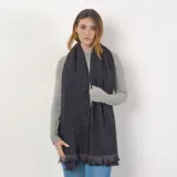 Bufanda larga color gris oscuro con textura tejida y flecos en los extremos.