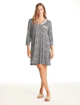 Camisón de manga tres cuartos con estampado floral en blanco y negro, cuello redondo con detalle de encaje tipo crochet y bolsillo frontal pequeño con borde de encaje.