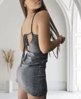 Minivestido ajustado de lurex gris con breteles finos y escote en V.