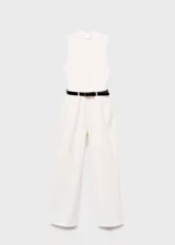Mono largo de diseño recto y estilo minimalista, color blanco. Presenta cuello perkins, sin mangas con tirantes anchos, detalle de pinzas delanteras y cierre de cremallera en la parte posterior. Incluye bolsillos laterales y un cinturón negro con hebilla metálica.