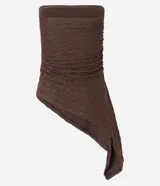 Top tipo bandeau sin breteles, color marrón oscuro, confeccionado en tejido de malla texturizada con efecto arrugado y un ruedo asimétrico y alargado en un lateral.