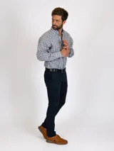 Camisa de hombre de algodón con estampado a cuadros en tonos rosado y celeste, corte clásico, manga larga, bolsillo en el pecho y botón en el cuello.