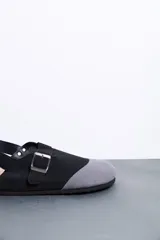 Sandalias Brokers Wear modelo Leblon Black, de color negro con puntera gris, tira trasera ajustable y hebilla metálica lateral.