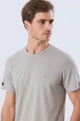 Remera lisa de manga corta y cuello redondo, color gris oscuro, de calce cómodo con pequeño logo bordado en el pecho.