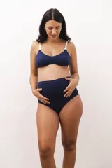 Bombacha maternal de algodón color beige melange, de tiro alto con faja delantera diseñada para el embarazo y postparto, con terminación delicada en las piernas.
