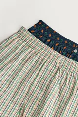 Pack de dos calzoncillos tipo bóxer de popelina de algodón con cintura elástica. Uno con diseño a cuadros multicolor y otro de fondo azul marino con estampado de pequeños balones.