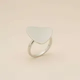 Anillo de plata 925 con diseño de superficie lisa y forma irregular, con una banda delgada.