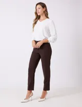 Pantalón sastrero slim negro de tiro alto, con pretina anatómica, pinzas verticales frontales y cierre oculto. Tiene bolsillos laterales inclinados y pinzas traseras para un ajuste favorecedor.