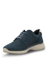 Championes urbanos Hush Puppies modelo Goss, color azul marino, confeccionados en cuero con detalles metalizados en el talón. Presentan suela Zero G color beige y cierre mediante cordones al tono.