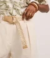 Short recto de cintura alta color crudo, confeccionado en viscolino, con trabillas en la cintura, pliegues y cierre tradicional. Incluye cinturón de rafia artificial con hebillas de argollas.