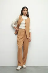 Pantalón sastrero negro de pretina ancha, corte recto y pinzado, con cierre.