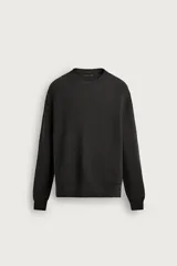 Sweater de punto en canalé color negro, de corte regular fit, cuello redondo y manga larga con terminaciones en rib.