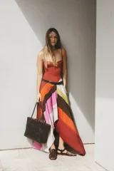 Sandalias planas tipo huarache de cuero negro, con tiras entrelazadas a mano y tira ajustable en el talón con hebilla metálica.