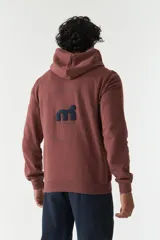 Campera de felpa con capucha ajustable, cierre frontal y bolsillos laterales con cierre. Presenta puños elásticos y logo bordado en la espalda.