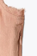 Vestido midi de Zara Woman Collection confeccionado en hilatura de viscosa 100%. Presenta escote recto, tirantes finos, bordados con lentejuelas, bajo asimétrico desflecado, forro interior y cierre lateral con cremallera oculta.