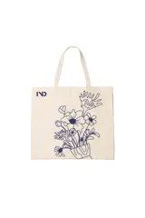 Bolso tote color crema con estampado de flores en color azul.