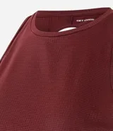 Musculosa deportiva de corte box, confeccionada en microfibra texturizada de poliamida y elastano. Presenta cuello redondo y un recorte circular en la espalda, ofreciendo ligereza y secado rápido.