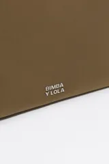 Bolso de mano Bimba y Lola de tamaño mediano, con estructura blanda, doble asa de mano y asa regulable de tejido. Cuenta con cierre de cremallera, detalles metálicos y logo de la marca en el frente.