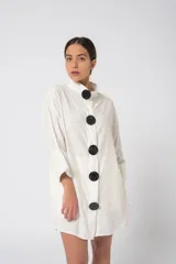 Camisola fucsia con cuello mao, mangas largas con puños y cierre frontal con botones grandes negros.