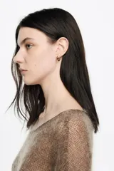 Caravanas de aro pequeñas confeccionadas en latón con acabado plateado y diseño texturizado retorcido.