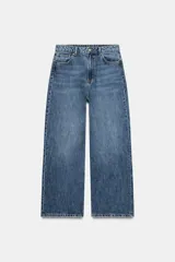 Jeans wide leg de tiro alto, color azul con efecto deslavado, cintura con trabillas, diseño de cinco bolsillos y cierre frontal con cremallera y botón metálico.