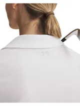 Remera polo Under Armour UA Motion Polo de color blanco, confeccionada en tejido ultrasuave, transpirable y elástico. Cuenta con cuello en V abierto con solapa de polo y diseño ligeramente corto.