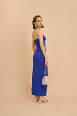 Cartera tipo bolso plateada cubierta de strass, con cordón ajustable y forro interior.