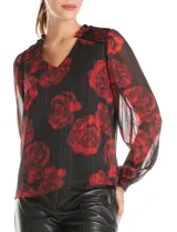 Blusa de gasa con estampado floral en tonos rojos sobre fondo negro. Presenta escote en V, mangas largas traslúcidas con puños ajustados y detalles de fruncido en los hombros.