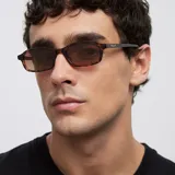 Lentes de sol con montura rectangular de diseño carey y cristales polarizados en tono marrón.