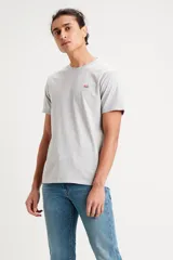 Remera gris de manga corta con logo de la marca en el pecho.