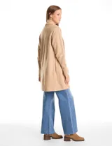 Cardigan largo de tejido de punto suave, color gris, con cuello con caída fluida, mangas largas con hombros caídos y bolsillos laterales discretos.