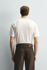 Camiseta de corte relajado confeccionada en algodón con acabado mercerizado, cuello redondo en rib y manga corta.