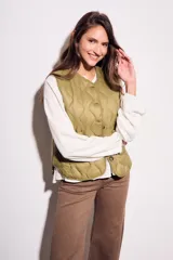 Chaleco verde militar con diseño acolchado y cierre frontal con botones.