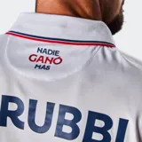 Camiseta de fútbol oficial Umbro del Club Nacional de Football, modelo Home 2026 de manga larga. Diseño en color blanco con cuello tipo polo, detalles en azul y rojo, y estampado de sponsors en el frente y mangas.