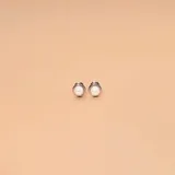 Par de caravanas de plata 925 con perlas de río blancas y cierre de rosca.