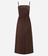 Vestido midi de viscosa certificada, color marrón oscuro, con escote recto y breteles finos. Presenta un canesú fruncido con efecto smock o lastex en el busto y falda de corte amplio.