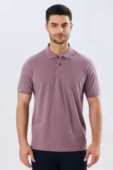 Remera polo de piqué de algodón color azul, de manga corta, con cuello camisero, cierre frontal de dos botones y pequeño logo bordado en el pecho.