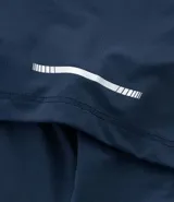 Remera deportiva de manga corta con cuello redondo, confeccionada en tejido texturizado con detalle reflectante y pliegue en la espalda.