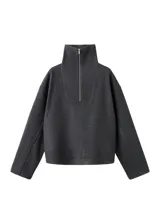 Jersey de cuello alto con cierre de cremallera corta y manga larga, de diseño amplio y color gris oscuro.
