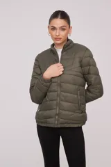 Campera puffer verde militar con cierre frontal y bolsillos laterales con cierre.