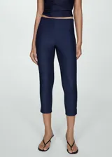 Leggings tipo capri de corte entallado, confeccionados en tejido elástico con cintura de goma elástica.