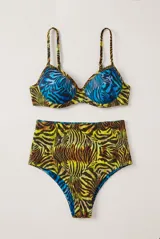 Conjunto de bikini de dos piezas con estampado de animal print tipo cebra en tonos amarillo, verde y negro. El corpiño tiene estructura con aro y tirantes regulables, mientras que la bombacha es de tiro alto y cobertura clásica.