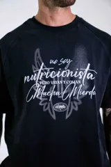 Remera de corte boxy color negro, con mangas cortas y estampa frontal con tipografía manuscrita y diseño gráfico.