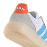 Championes urbanos Adidas Barreda Decode, con diseño inspirado en modelos retro. Presentan un exterior que combina paneles de gamuza gris claro y nylon blanco, con las icónicas tres tiras en color celeste. Incluyen una suela de goma translúcida y detalles en naranja en la lengüeta y el talón.