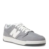 Championes urbanos New Balance modelo 480 Lifestyle, color gris con detalles en blanco. Presentan una combinación de gamuza y malla en la capellada, con el logo 'N' característico en los laterales y suela de goma plana.