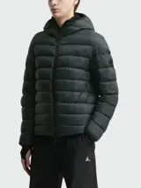 Campera corta acolchada de Moncler, modelo Alrai, en color gris oscuro. Presenta diseño de celdas horizontales, cierre frontal completo, capucha integrada y puños con aberturas para los pulgares.