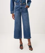 Pantalón wide cropped de jean azul con tiro alto y perneras amplias.